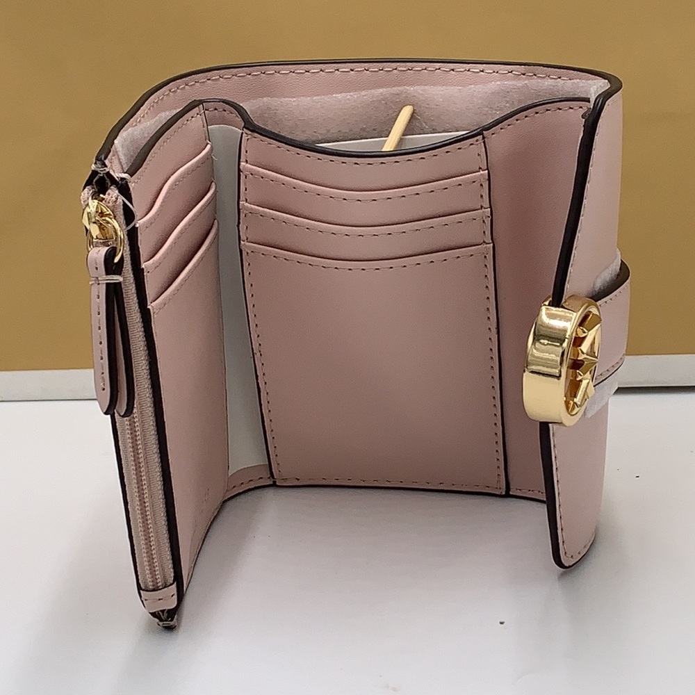 MICHAEL KORS
Carmen Medium Faux Leather Wallet
POWDER BLUSH COLOR - Picture 7 of 11